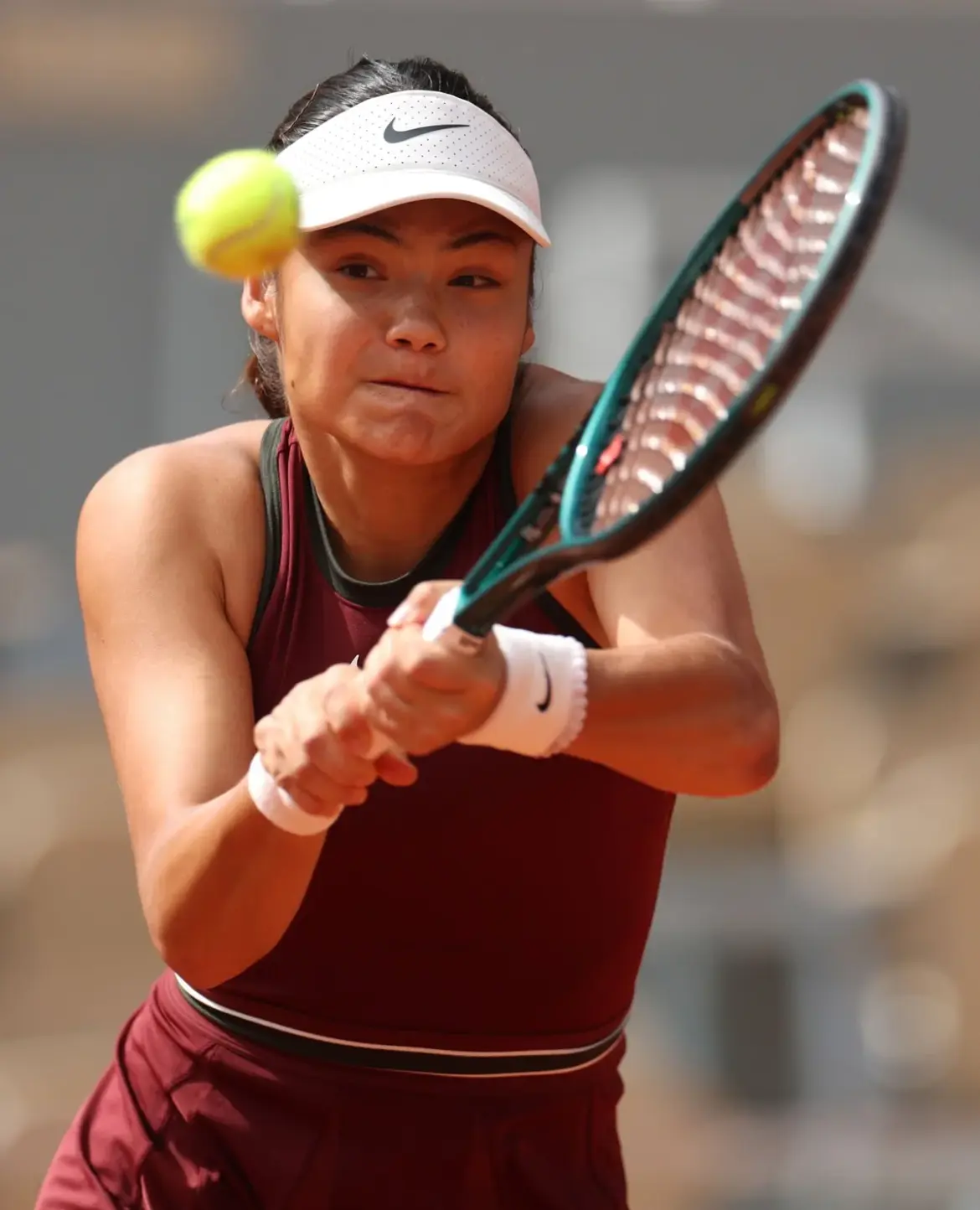 Emma Raducanu Faces Defeat Against Iga Swiatek in Straight Sets at French Open Women’s Singles in Paris 05-28-25