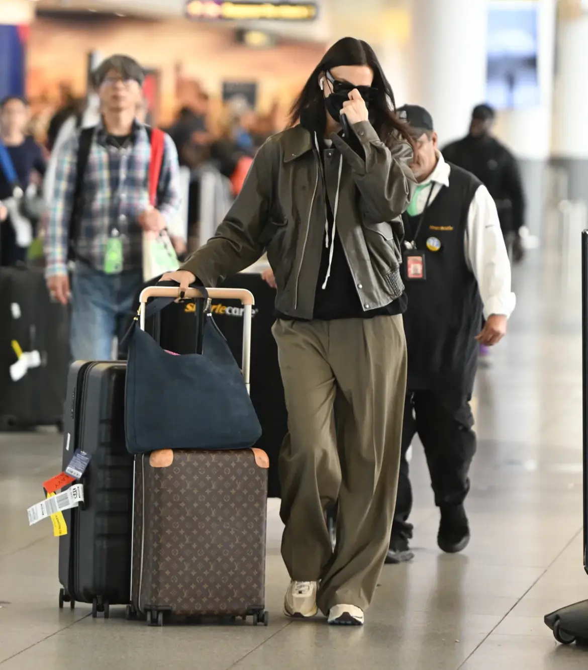 Irina Shayk’s Low-Key Arrival at JFK Airport in NYC 05-17-25