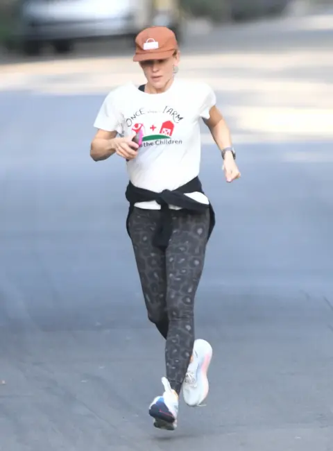 Jennifer Garner Spotted Sweating It Out on a Run Through the Streets of Los Angeles 05-20-25