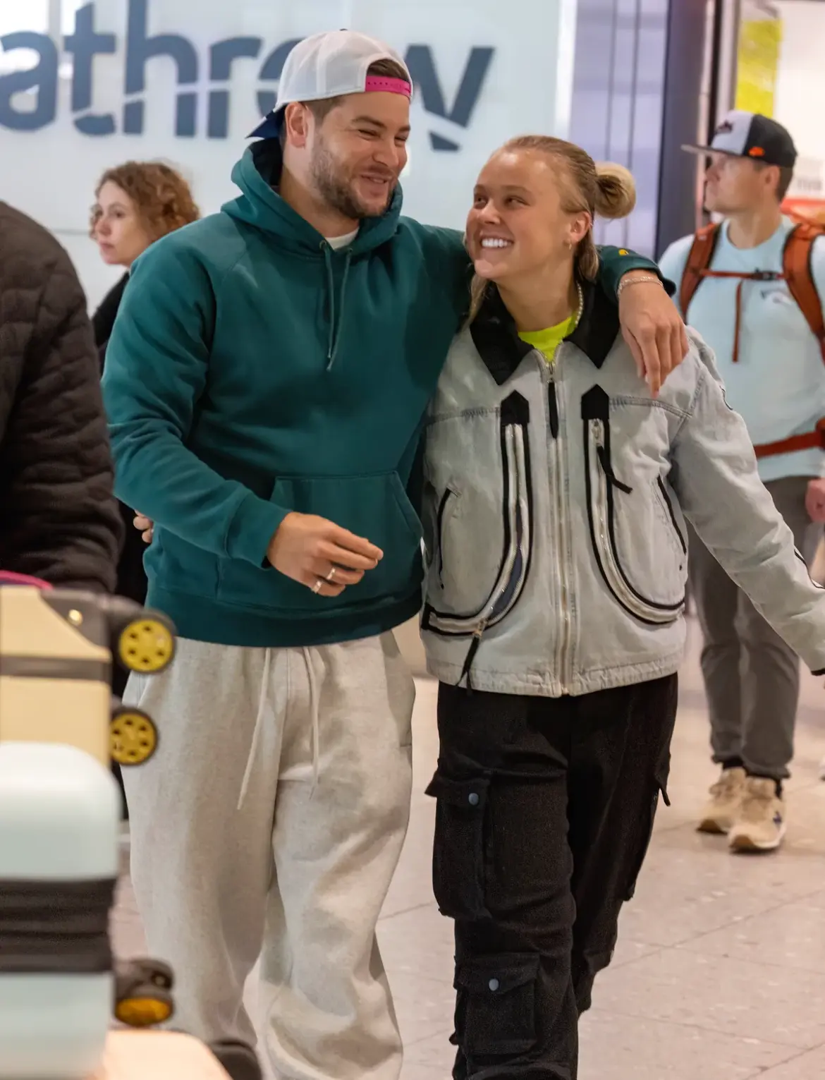 JoJo Siwa Arrives in London for a Potentially Igniting Romance with Chris Hughes 05-25-25