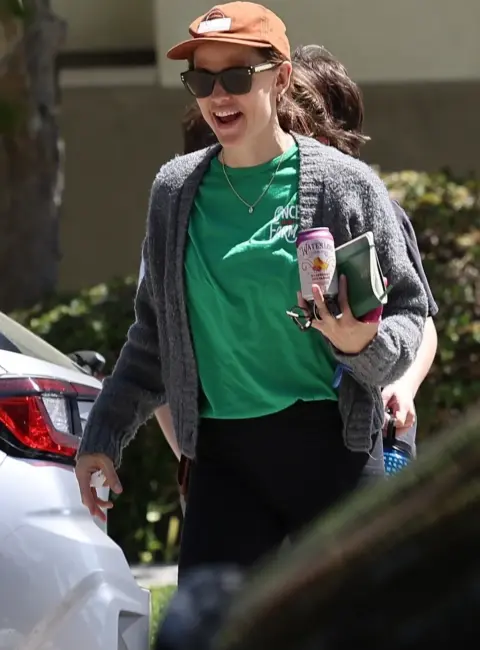Jennifer Garner Attends Church on Mother’s Day in LA Following Ben Affleck Visit 05-11-25