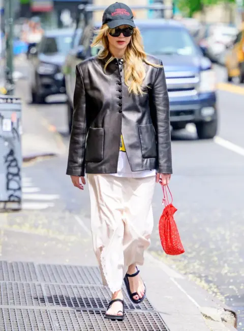Jennifer Lawrence Slays the Streets of New York: A Stylish Stroll Through the Big Apple 05-02-25