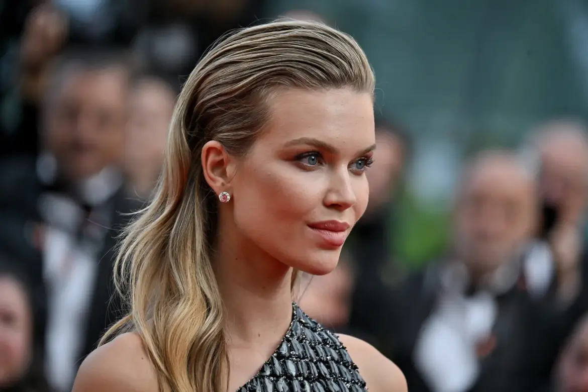 Kim Dammer – ‘The Phoenician Scheme’ Premiere at the 78th Cannes Film Festival 05-18-25