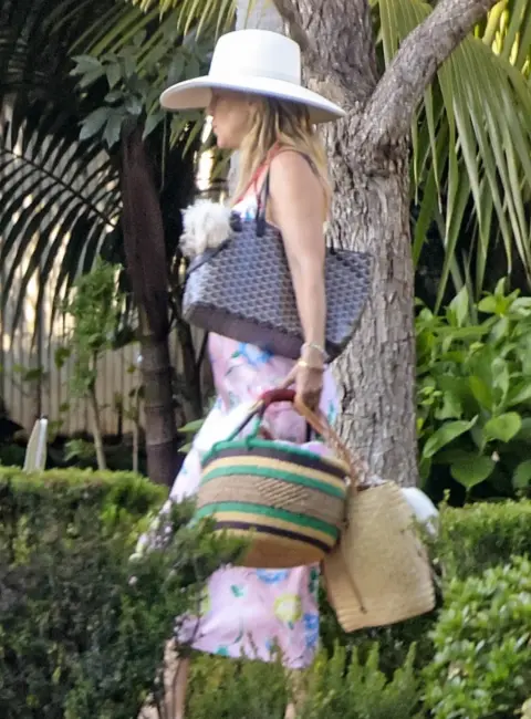 Kate Hudson at Goldie Hawn’s Home with Family 05-11-25