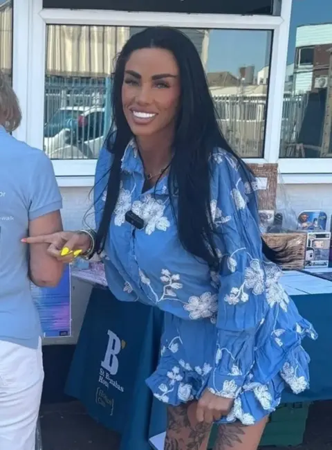 Katie Price Supports 70-Year-Old Lyn Wilson’s Wing Walk Fundraiser for St Barnabas Hospice Care in Worthing, UK 05-10-25