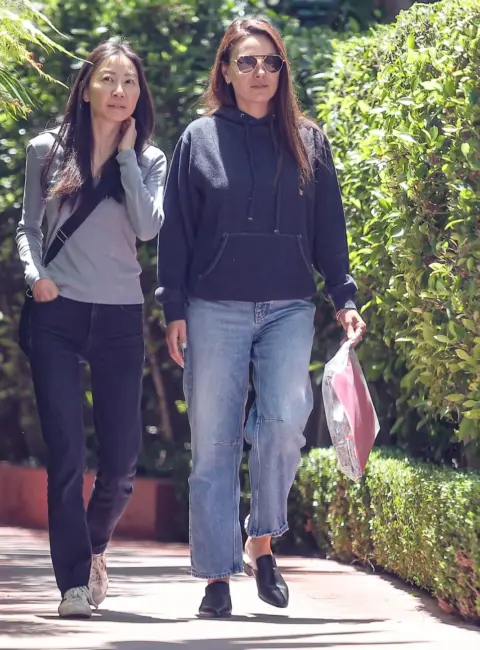 Mila Kunis Enjoying Brunch at the Iconic Beverly Hills Hotel 05-23-25