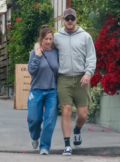 Minka Kelly Enjoys a Sunny Day in Los Angeles 05-06-25