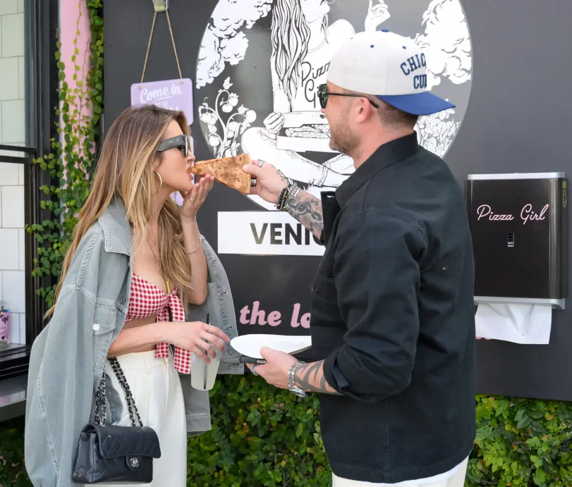 Audrina Patridge and Michael Ray Enjoying Pizza on Venice Beach 06-01-25