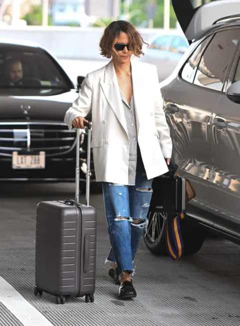 Halle Berry and Van Hunt’s Chic Airport Style at LaGuardia, New York City 06-03-25