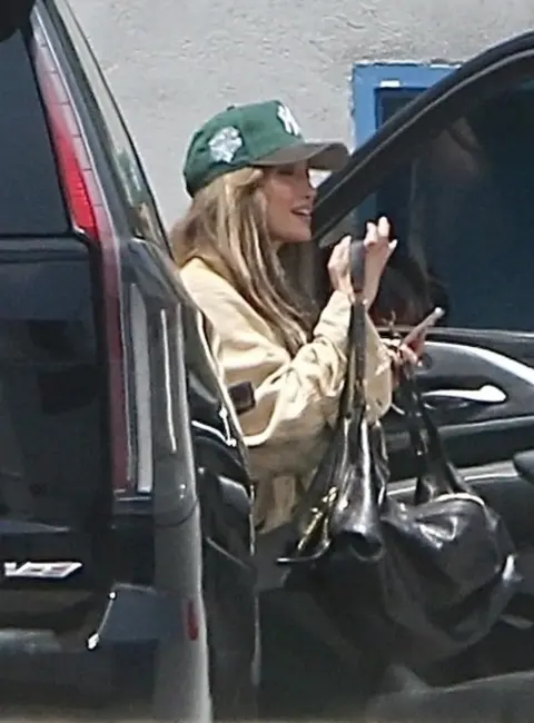 Jennifer Lopez Spotted Heading to Dance Studio in Los Angeles 06-20-25