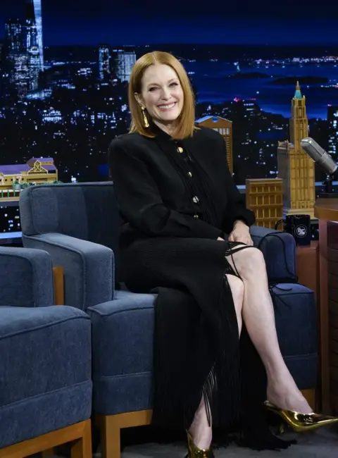 Julianne Moore – The Tonight Show Starring Jimmy Fallon 05-12-25
