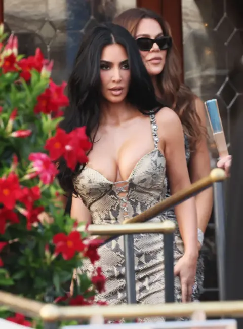 Kim & Khloe Kardashian Arriving at Jeff Bezos Pre-wedding Dinner in Venice 06-26-25
