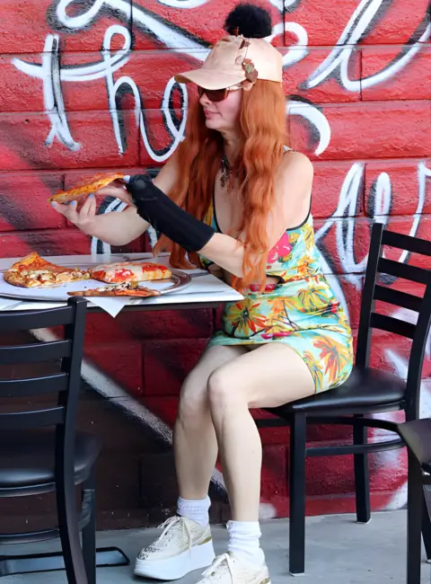 Phoebe Price Spotted Enjoying Pizza in Los Angeles 06-08-25