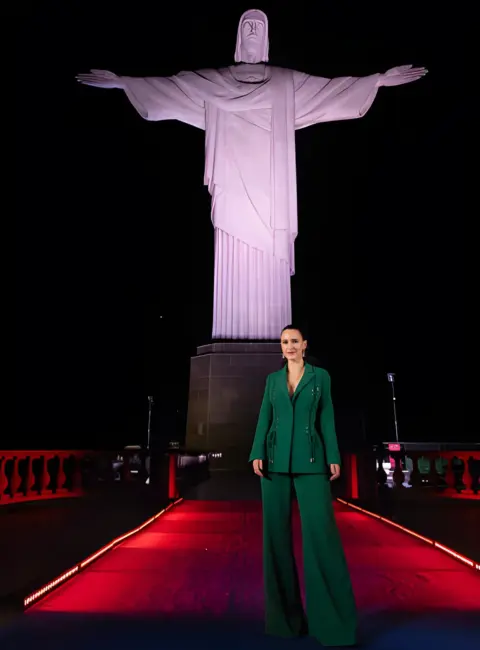 Rachel Brosnahan – ‘Superman’ Photocall at Christ The Redeemer Statue in Rio de Janeiro, Brazil 06-22-25
