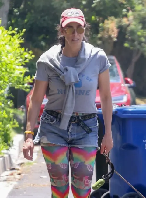 Sarah Silverman’s Stylish Stroll: Rocking Rainbow Leggings and a Bold ‘Property of NO ONE’ Tee 06-05-25