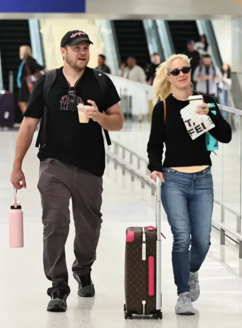 Heidi Montag and Spencer Pratt are Seen Arriving Into Los Angeles 06-19-25