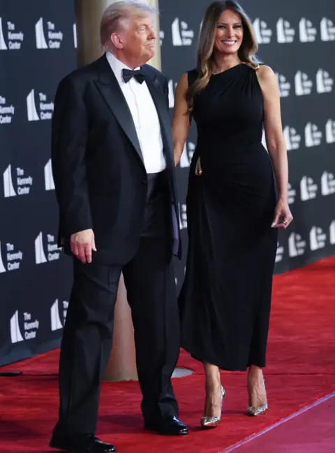 Style Icon: Melania Trump’s Elegant Look Steals the Spotlight at Kennedy Center in Washington 05-11-25