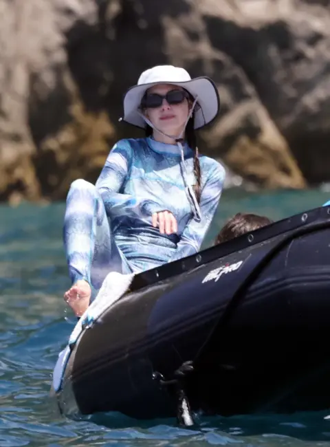Anne Hathaway Family Vacation on the Stunning Amalfi Coast, Italy 07-06-25