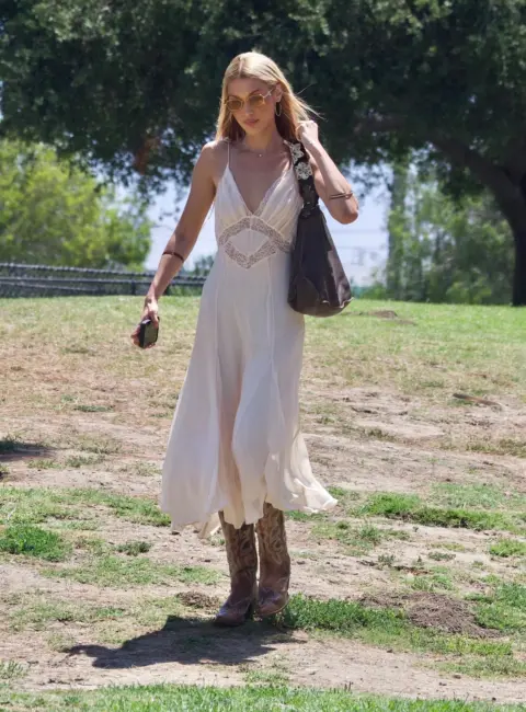 Bella Hadid’s Chic Summer Outing with Friends in LA 07-29-25