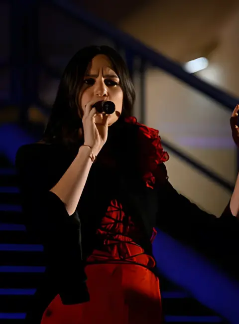 Clara Ysé – Performs During ‘La Nuit De La Mode’ at Paris Fashion Week in Paris, France 07-10-25