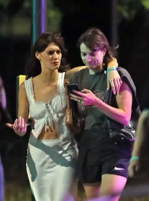 Daisy Edgar-Jones Enjoys British Summer Time Hyde Park with Friends in London 07-04-25