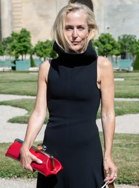 Gillian Anderson – Jacquemus Menswear SpringSummer 2026 Show During Paris Fashion Week 06-29-25