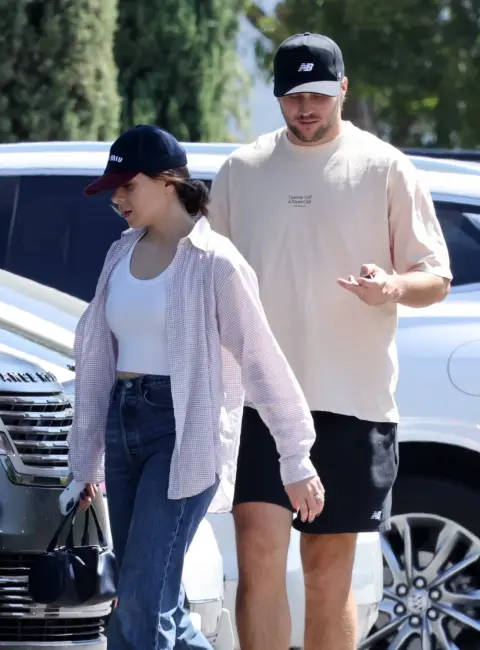Hailee Steinfeld Spotted Enjoying a Shopping Spree in Calabasas 07-02-25