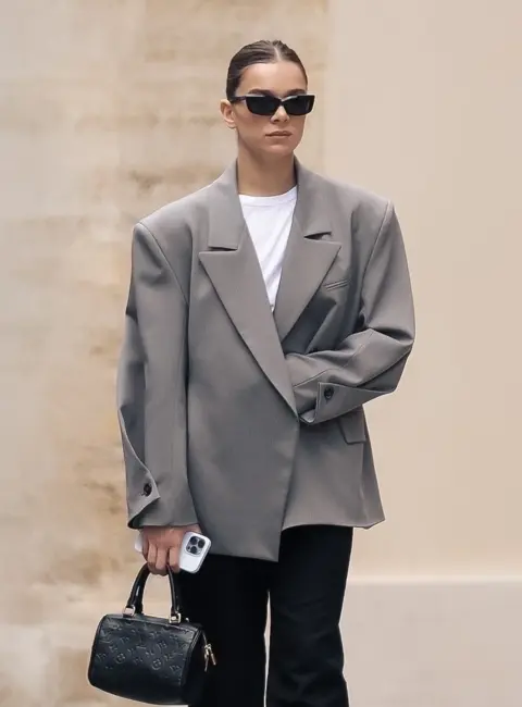 Hailee Steinfeld Spotted Exploring Paris Alongside Her Mother 07-08-25