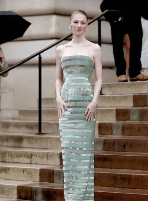 Hunter Schafer Attends Schiaparelli’s 2526 Fall Winter fashion show in Paris 07-07-25