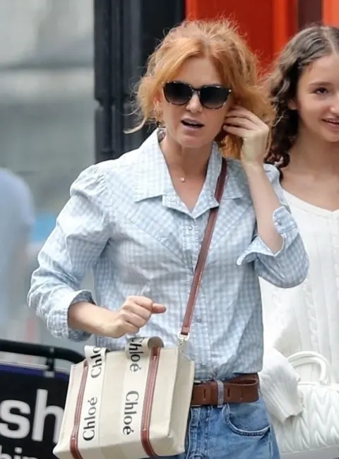Isla Fisher’s Fun Day Out with Family and Friends at Primrose Hill 07-29-25