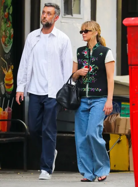 Jennifer Lawrence Out and About in NYC 07-11-25