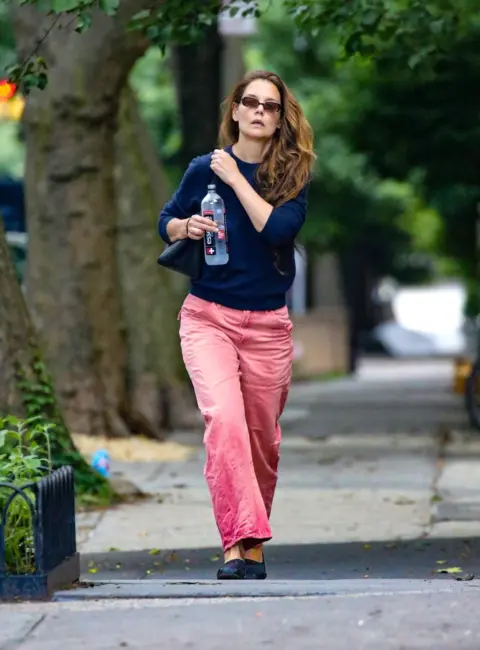 Katie Holmes Embraces Casual Chic During a Leisurely NYC Stroll 07-03-25