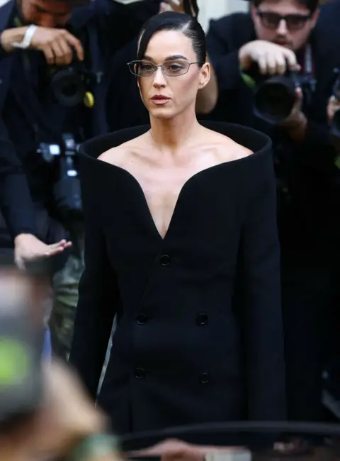 Katy Perry Attends the Haute Couture Fall/Winter 2025/2026 Show in Paris, France 07-09-25