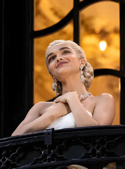 Rachel Zegler – Performs ‘Don’t Cry For Me Argentina’ Live on the Balcony as She Plays Eva Peron in ‘Evita’ at the London Palladium in London 06-30-25