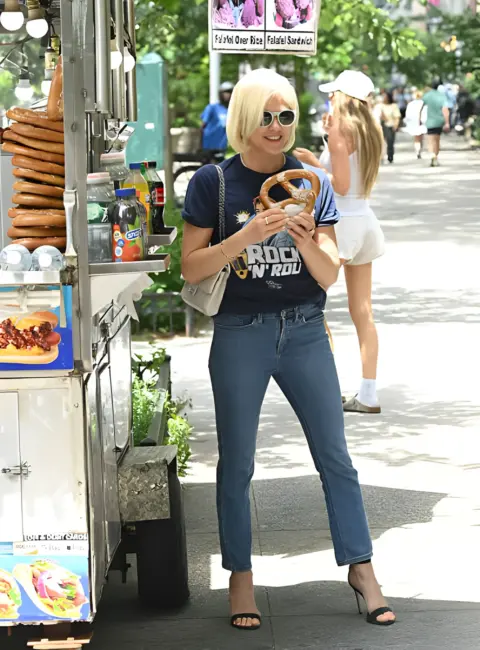 Selma Blair is Seen in New York City 07-07-25
