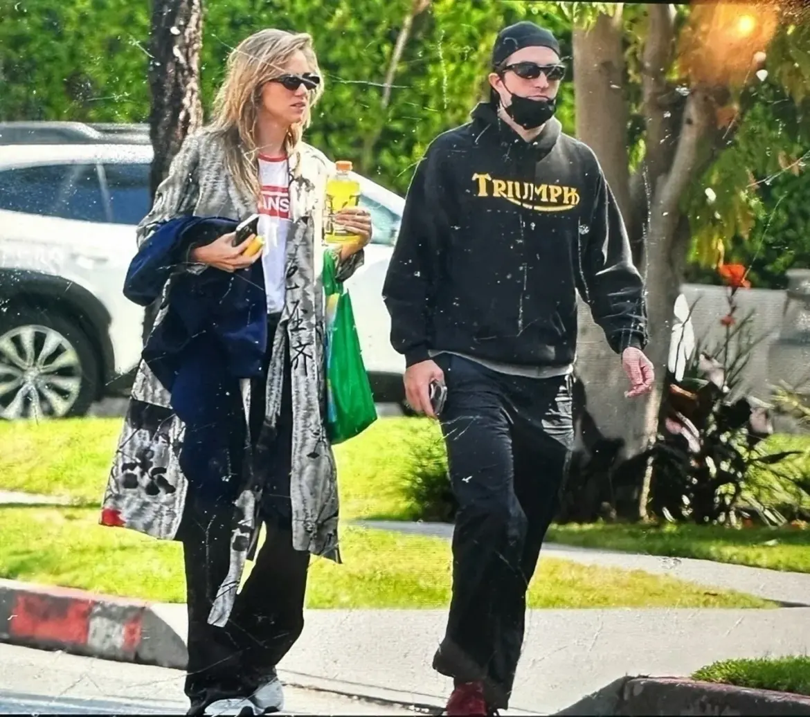 Suki Waterhouse Spotted Leaving Medical Imaging Center in LA with Fiance Robert Pattinson 07-15-25