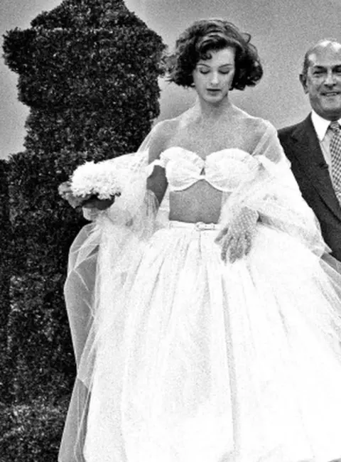 Trish Goff – Oscar De La Renta Spring 1995