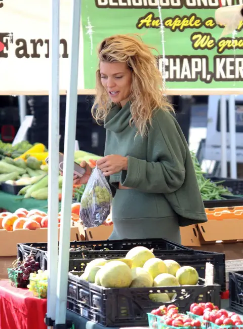 AnnaLynne McCord is Seen at Studio City Farmer’s Market in Los Angeles, California 08-03-2025