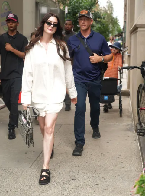 Anne Hathaway is Seen on the set of ‘The Devil Wears Prada 2’ in New York City 08-14-2025