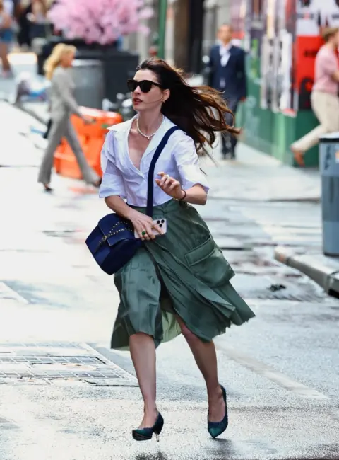 Anne Hathaway is Seen on the Set of ‘The Devil Wears Prada 2’ in New York City 08-07-2025