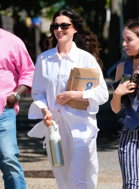 Anne Hathaway on the Set of ‘The Devil Wears Prada 2’ in New York City 08-19-2025