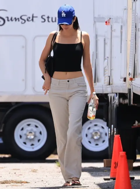 Behind the Scenes: Kendall Jenner’s Casual Photoshoot Look in Pasadena 08-16-2025