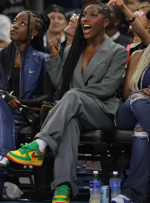 Doechii’s Bright Smile Lights Up the Court at Wintrust Arena in Chicago 08-03-2025