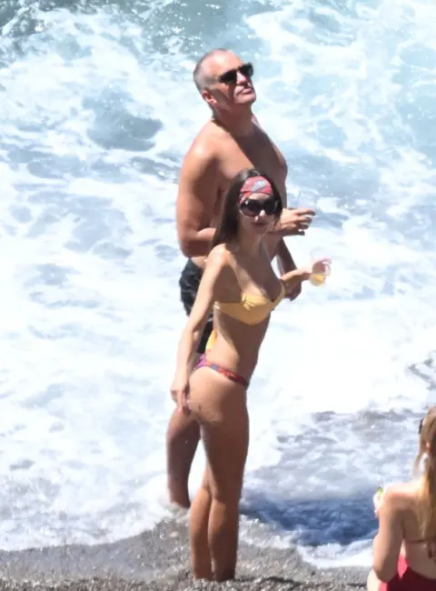 Emily Ratajkowski Enjoys a Bikini Beach Day with New Boyfriend DJ Orazio Rispo on the Amalfi Coast, Italy 08-05-2025