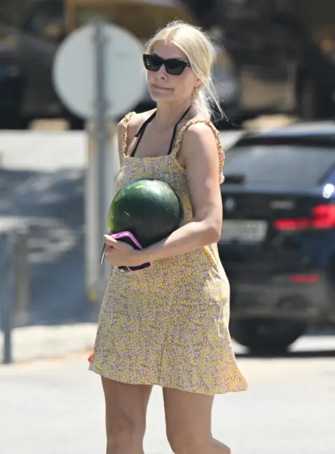 Holly Willoughby Faces Shopping Challenges During Holiday in Portugal 08-13-2025