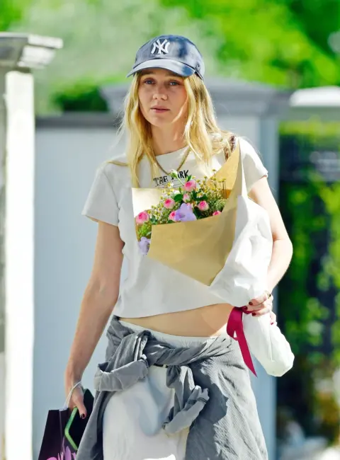 Immy Waterhouse Spotted Strolling in London’s Notting Hill 08-10-2025