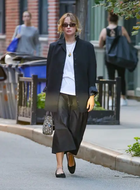 Jennifer Lawrence Stuns in Chic NYC Outfit 08-19-2025