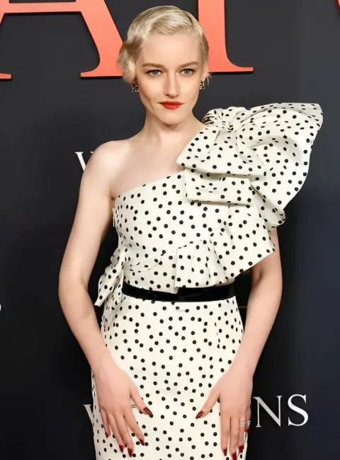 Julia Garner – ‘Weapons’ Los Angeles Premiere 07-31-25