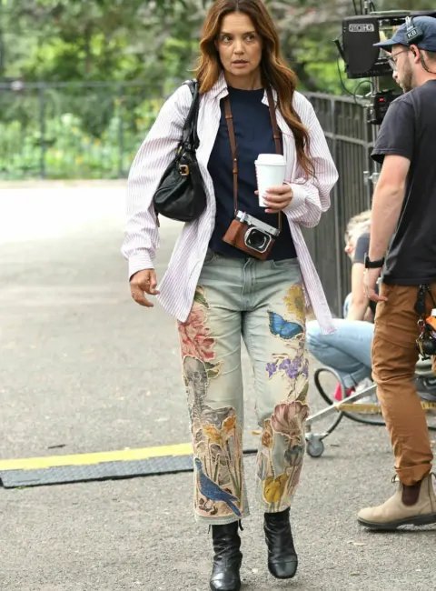 Katie Holmes is Seen on the Set of ‘Happy Hours’ in New York City 08-06-2025