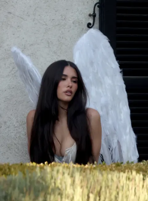 Madison Beer – Posing for a Photoshoot in Los Angeles 08-17-2025